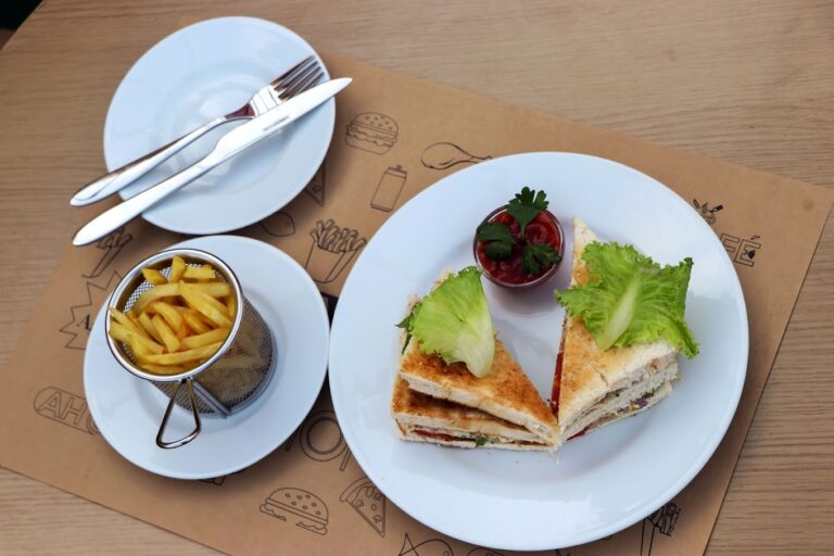 AH Cafe Club Sandwich 4 768x512