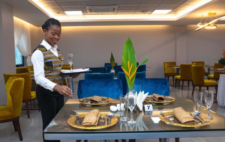 oak plaza hotels east airport 17195333002 768x486